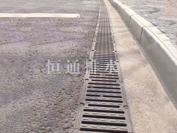鑄鐵蓋板現(xiàn)場實景.jpg